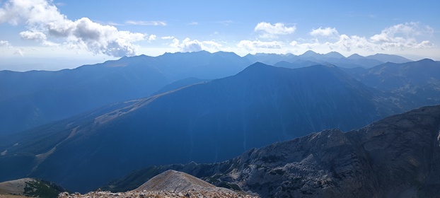 grimpant la cime Vihren et la cime Kutelo